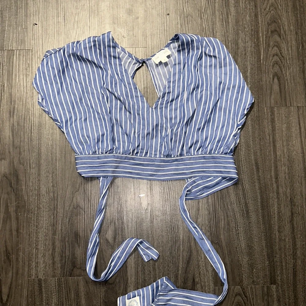 June & Ivy Blue Striped Cropped Cap Sleeve Blouse- Size Medium - Picture 4 of 5